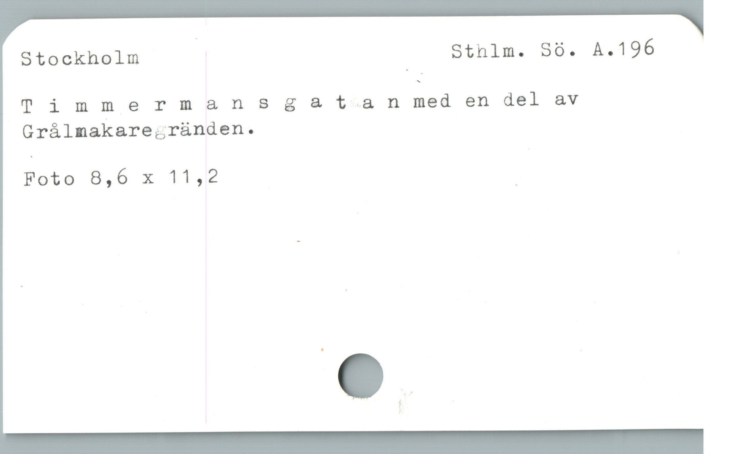  Stockholm Sthlm. Sö. A.196
Timmermanssga t a n med en del av
Grålmakaregsränden .

Foto 8,6 x 11,2 _
