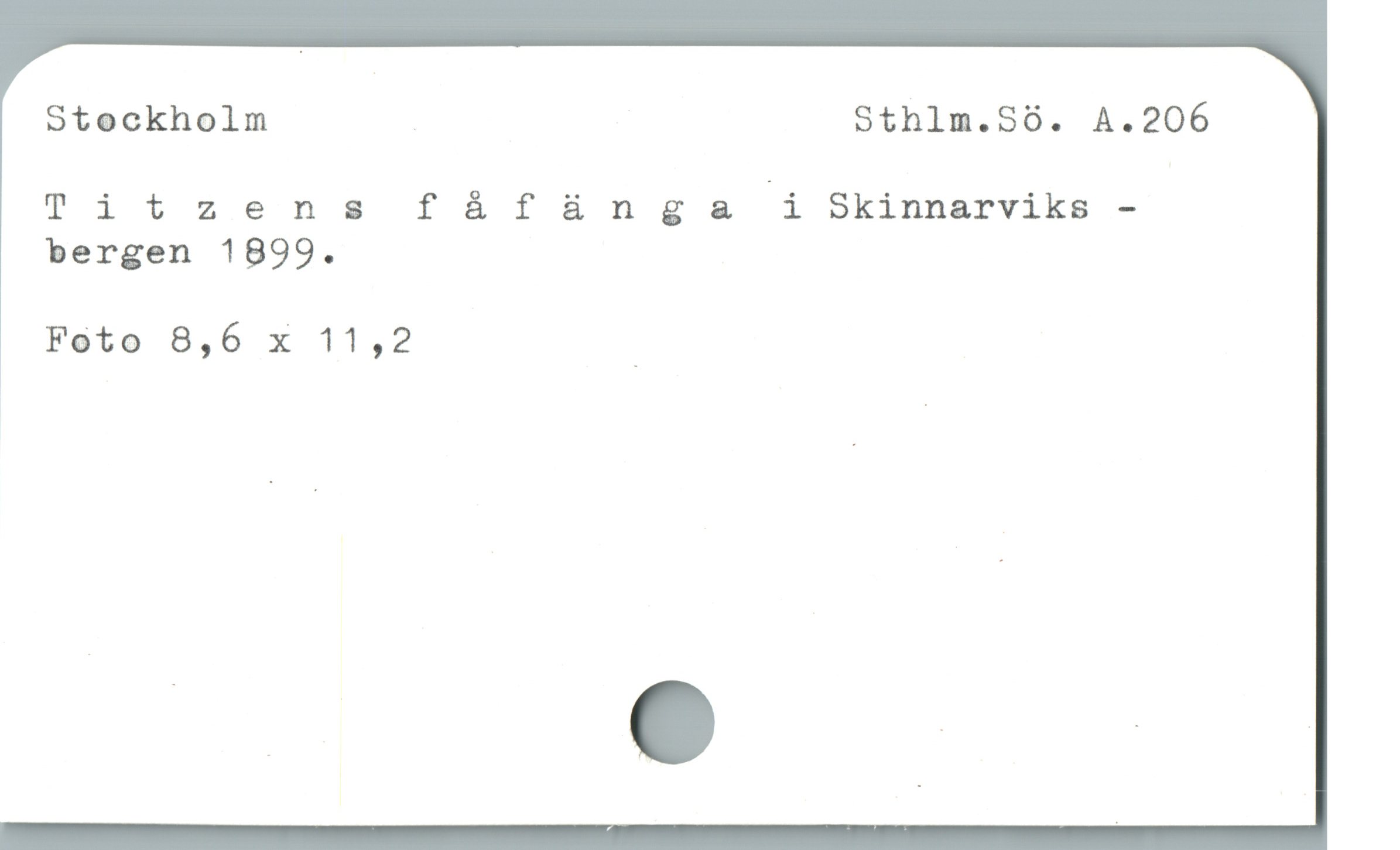  Stockholm | Sthlm.Só6. A.206
Titzens fáfànga i Skinnarviks -
bergen 1899.

Foto 8,6 x 11,2 |
