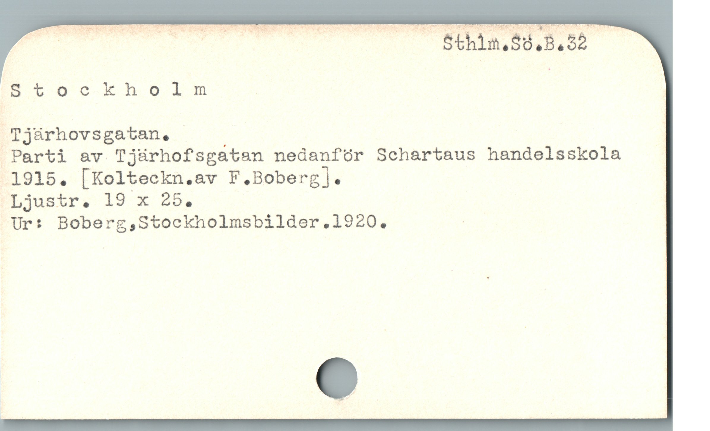  RR E A r ra R 0a NU R E R R Q
Bítockholnm
'Tjärhövsgatan. : |
 Parti av Tjürhofsgatan nedanfür Sehartaus handelsskola
.1915. [Kolteckn.av F,.Boberg].
Ljustr. 19 x 25.
Ur: Boberg,Stockholmsbilder.1920. ls
