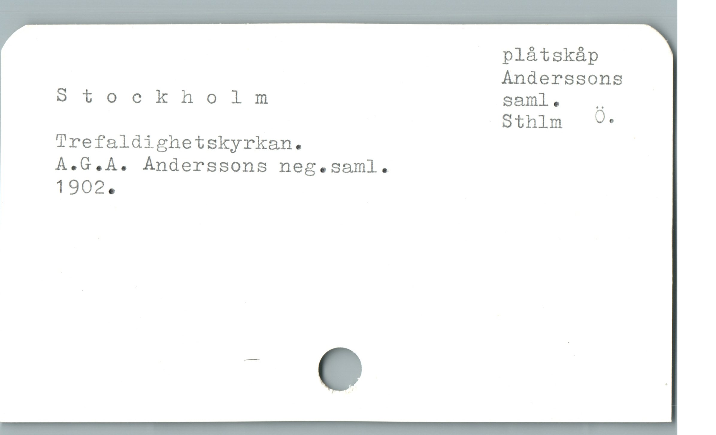  plåtskåp
Anderssons
Stockholm saml . ,
Sthlm O
Trefaldighetskyrkan.
A.G.ÀA. Anderssons neg.saml.
, 1902.

