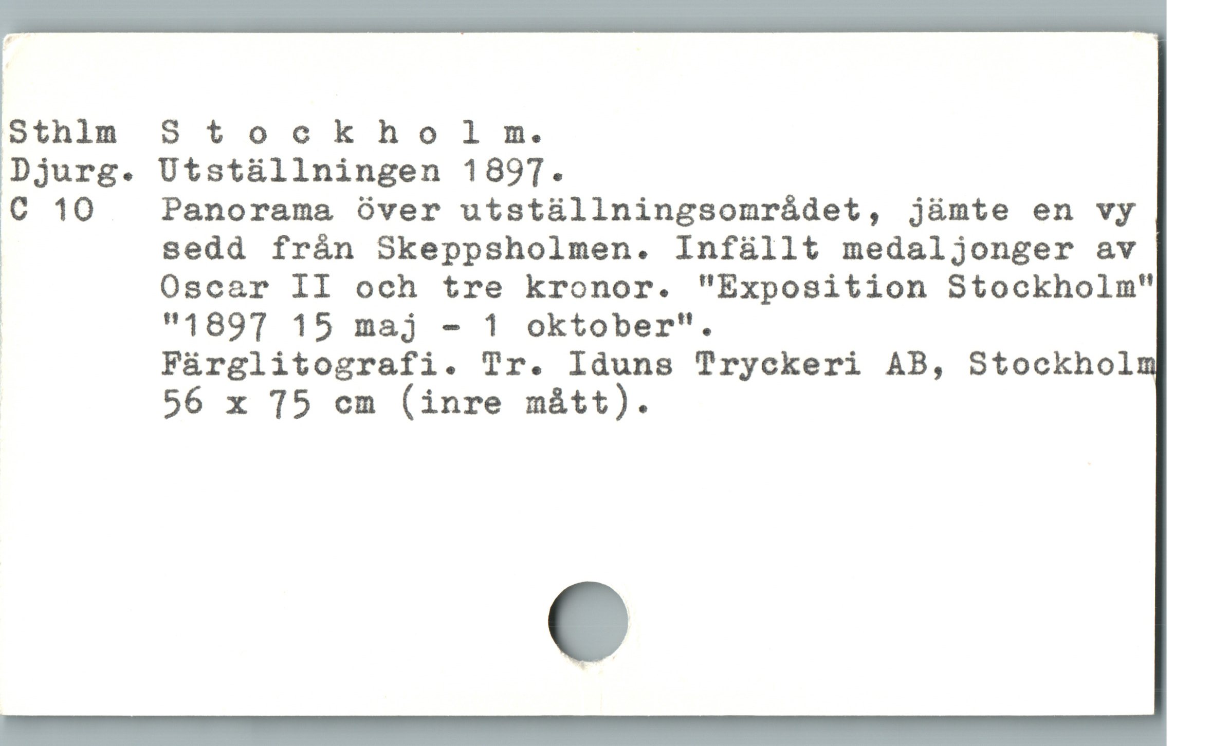  Sthlm S tockho lm.
Djurg. Utställningen 189T.
EC 10 Panorama över utst&üllningsomnrádet, jämte en vy
| sedd frán Skeppsholmen. Infállt medaljonger av
i Oscar II och tre kronor. "Exposition Stockholm"
| "1897 15 maj - 1 oktober".
Fárglitografi. Tr. Iduns Tryckeri AB, Stockhol
56 x 15 cm (inre mátt).
