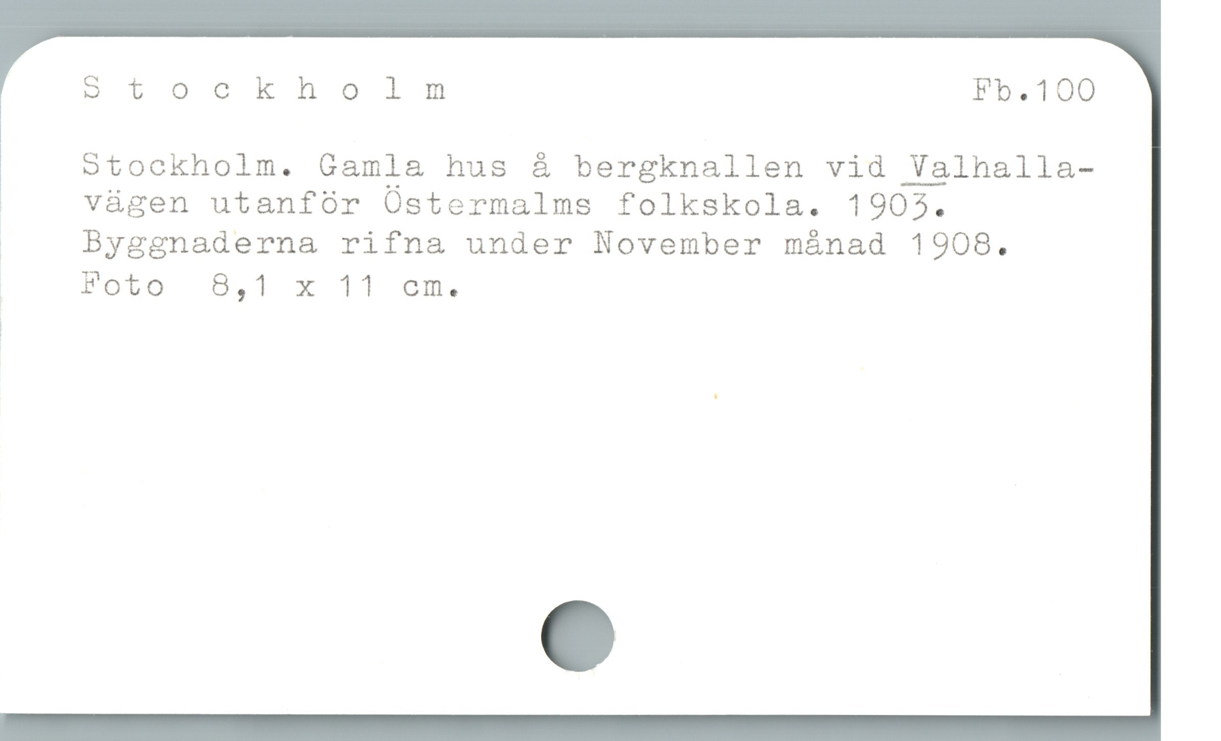  Stockholm Fb.100
Stockholm. Gamla hus & bergknallen vid Valhalla-
% vügen utanför Ostermalms folkskola. 1905.
| Byggnaderna rifna under November mánad 1908.

1 Foto 8,1 x 11 cm.
