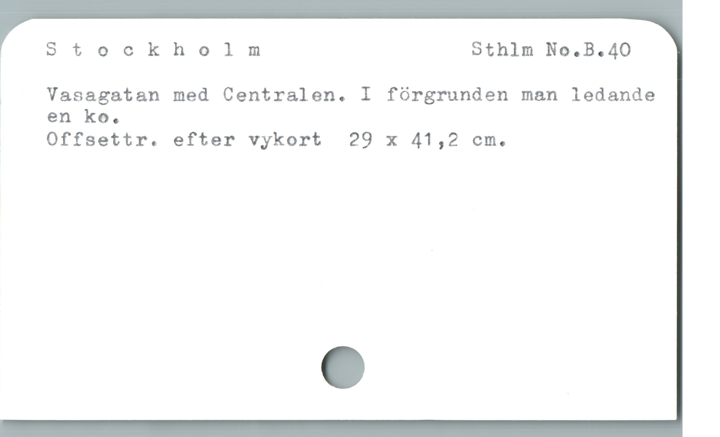  Stockhol m Sthlm No.B.40
Vasagatan med Centralen. I fórgrunden man ledande
en ko.

Offsettr. efter vykort 29 x 41,2 cm.
