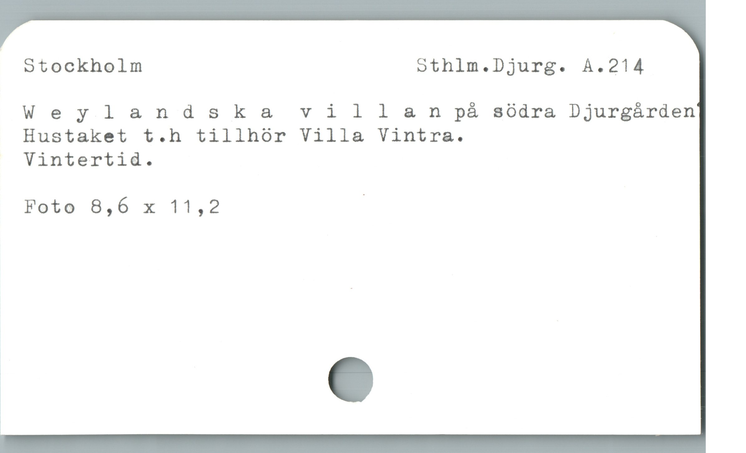  Stockholm Sthlm.Djurg. A.214
Weylandska vi l1 l a n p& södra Djurgården
Hustaket t.h tillhor Villa Vintra.

Vintertid.

Foto 8,6 x 11,2 |
