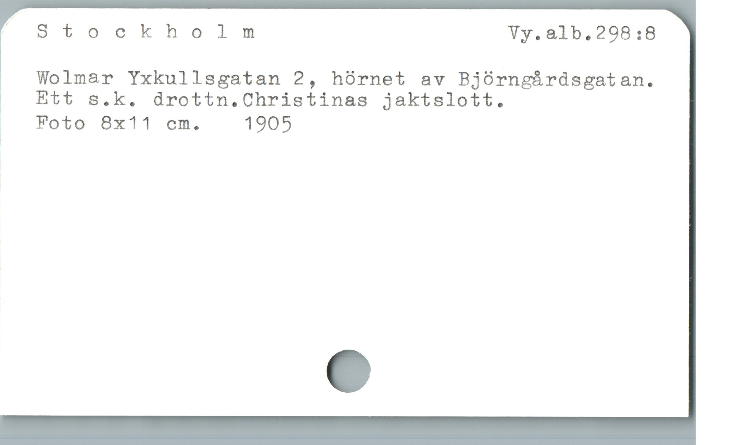  ochD t oc k h o l m Vy.81b.2981:8
Wolmar Yxkullsgatan 2, hórnet av Bjórngírdsgatan.
Ett s.k. drottn.Christinas jaktslott.

| . Foto 8x!1! cm. 1905
