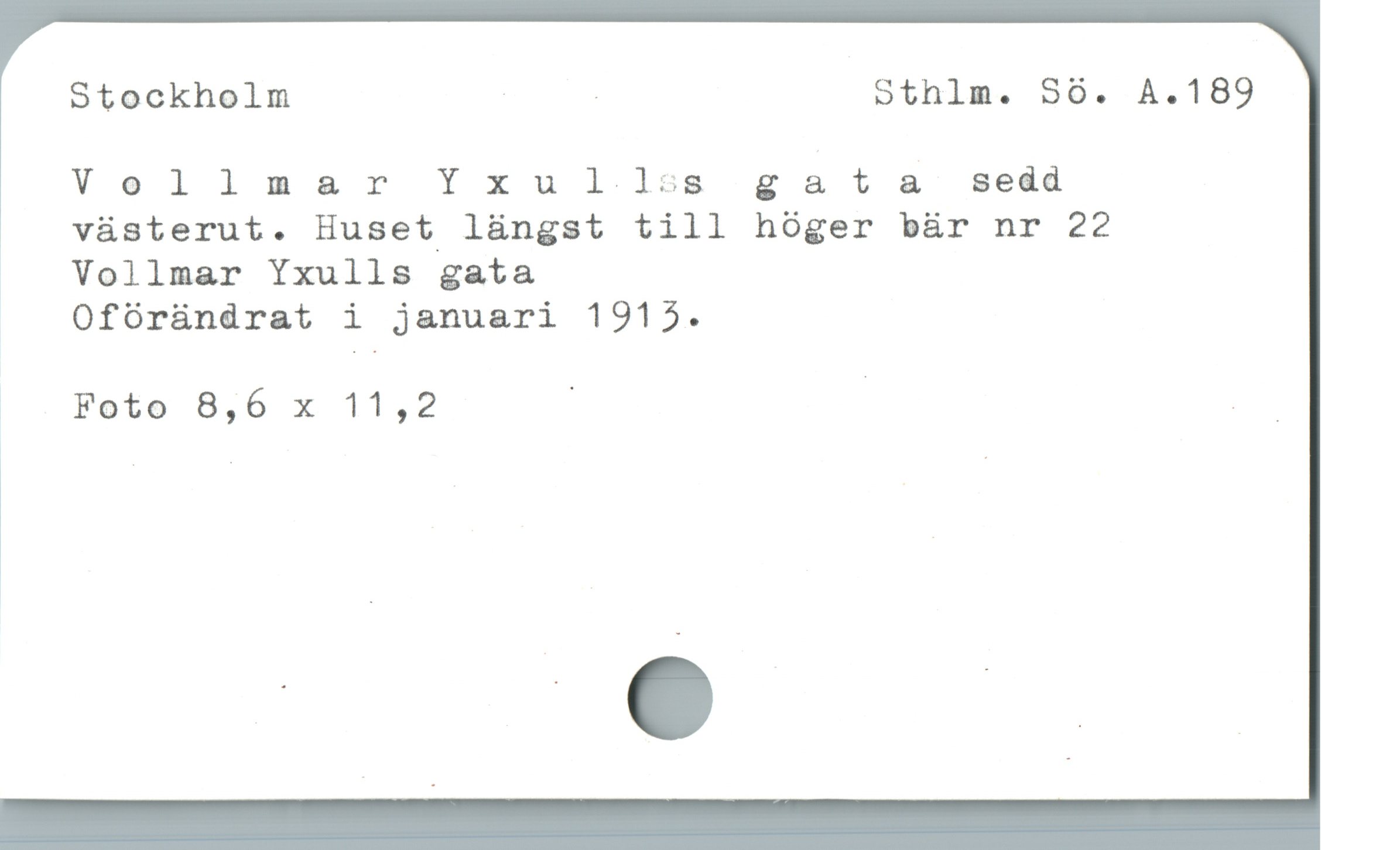  Stockholm : | Sthlm. 5ö. À.189
Volimar Yxullvs gata sedd

| vüsterut. Huset lüngst till hóger bär nr 22
Vollmar Yxulls gata
Ofóràndrat i januari 1915.

| . Foto 8,6 x 11,2 / | "
