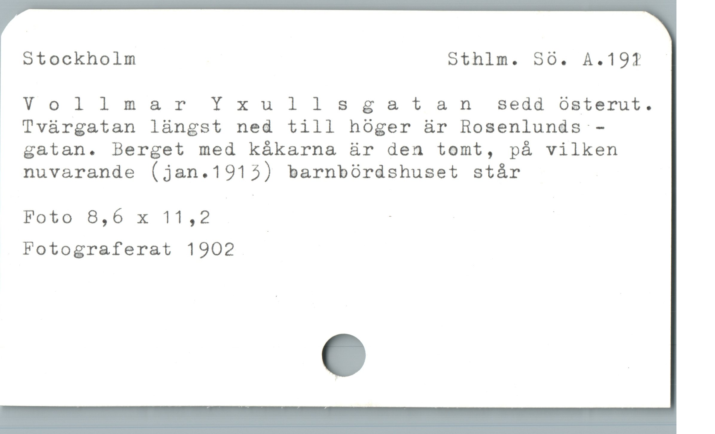  Stockholm Sthlm. Sö. A.197
Vollmar Yxullsgatan sedd österut.
Tvärgatan längst ned till höger är Rosenlunds -

ogatan. Berget med kákarna är den tomt, på vilken
nuvarande (jan.1913) barnbóordshuset stár
Fotograferat 1902
