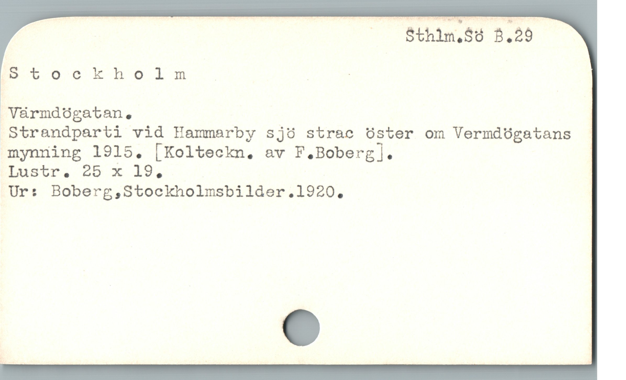  — Sthim.$ö 8.20
Pptoockholm | |
Värmdögatan .
Strandparti vid Hammarby sjö strac öster om Vermdögatans
mynriing 1915. [Kolteckn, av F.Boberg].
Lustr. 25 x 19,
Ur: Boberg,Stockholmsbilder.1920,
