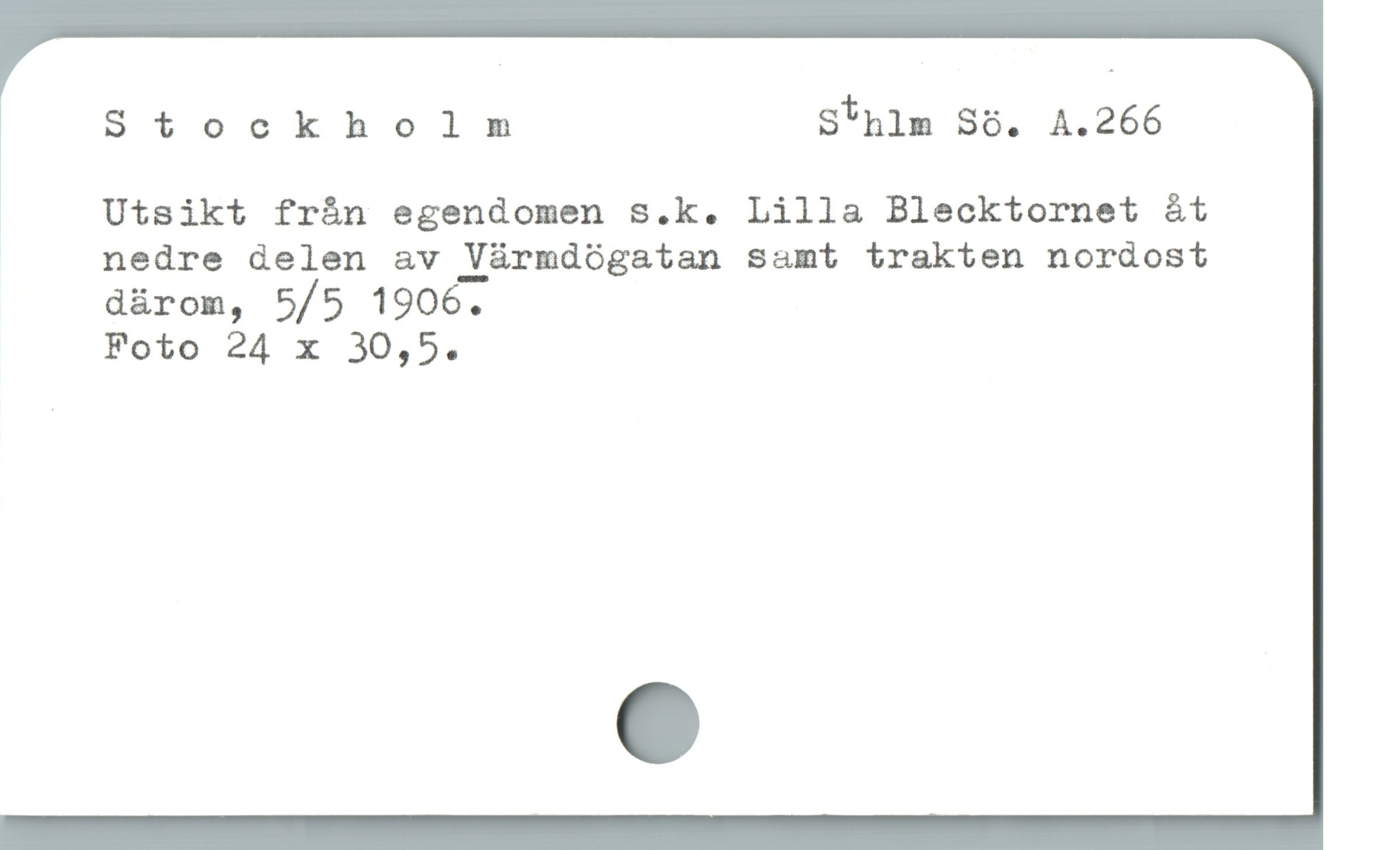  Stockholm Sthlm Sö. A.266

Utsikt från egendomen s.k. Lilla Blecktornet &t
| nedre delen av Vármdógatan samt trakten nordost

dárom, 5/5 1906.

Foto 24 x 30,5.
