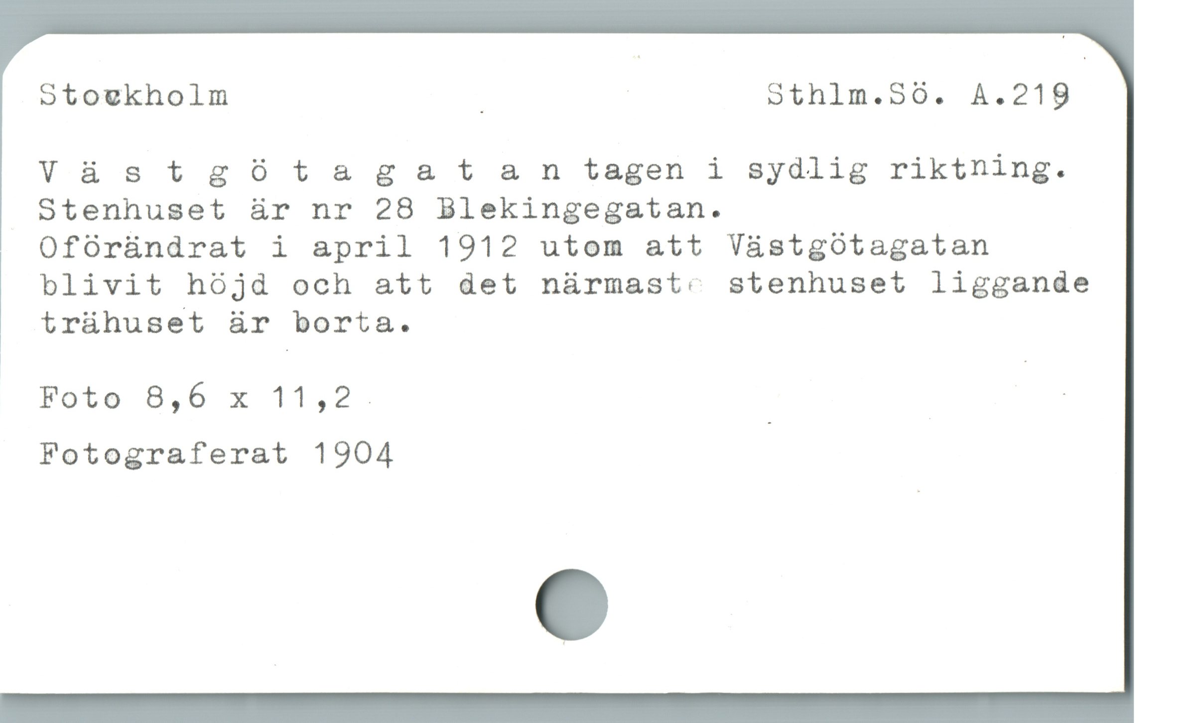  Stouvkholm | | Sthlm.S60. A.21898
VüstgóOtagatan tagen i sydlig riktning.
Stenhuset àr nr 28 Blekingegatan.

OfOóründrat i april 1912 utom att Vástgotagatan
blivit hójd och att det nürmast:; stenhuset liggande
trüáhuset är borta.

Foto 8,6 x 11,2. :
Fotograferat 1904
