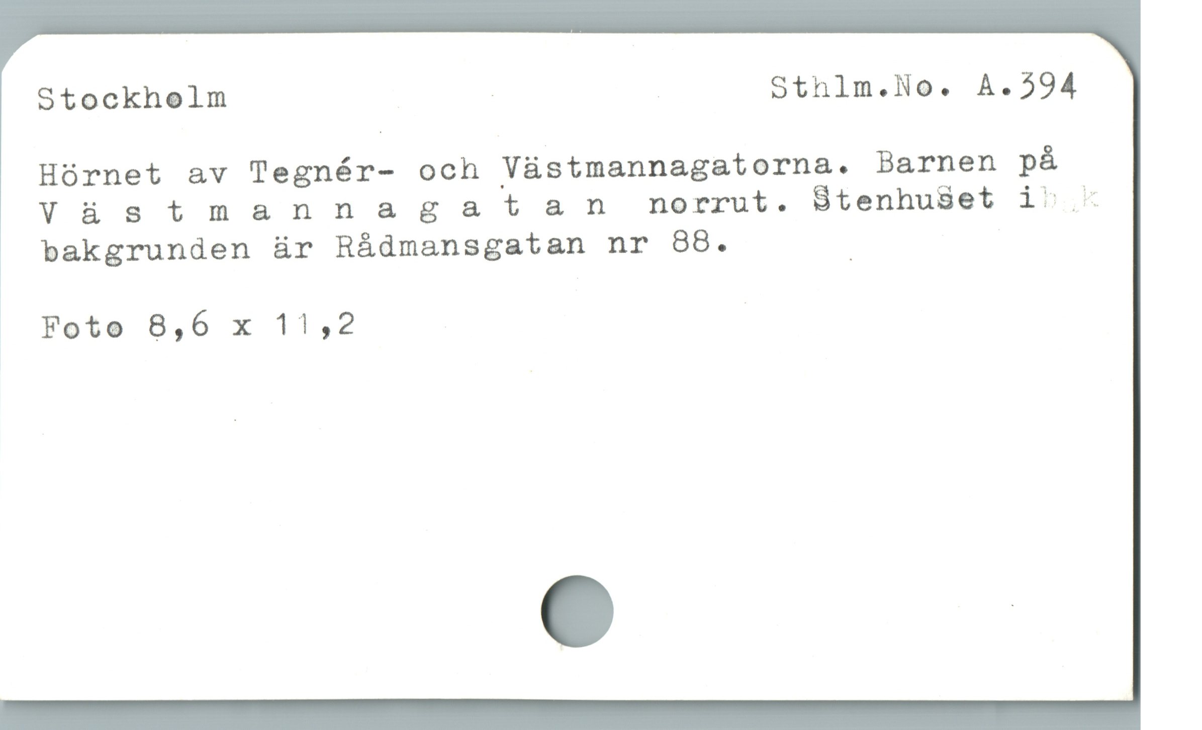  Stockholm - Sthlm.No. A.594
Hürnet av Tegnér- och Vüstmannagatorna. Barnen pá
Vástmannagatan norrut. StenhuSet i ^ -
bakgrunden är Rádmansgatan nr 88. _

W /
Foto 8,6 x 11!,2
