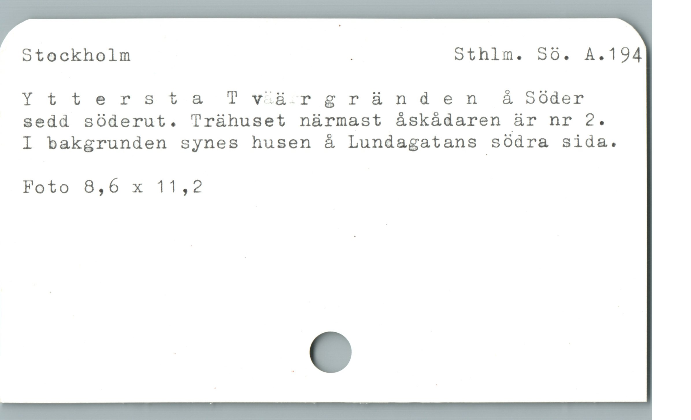  Stockholm E Sthlm. 56. A.194
Yttersta Tvürgr&üànden å Söder
sedd sóderut. Trühuset nürmast &skádaren är nr 2.

I bakgrunden synes husen å Lundagatans södra sida.
Foto 8,6 x 11,2
