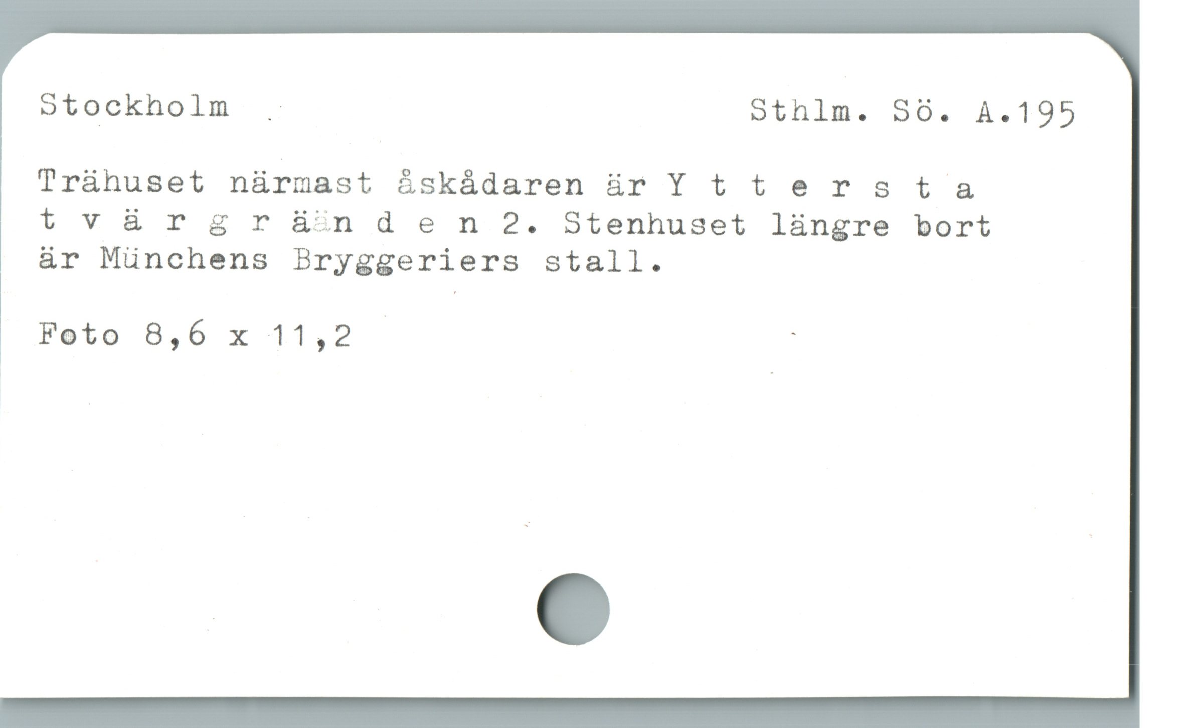  Stockholm . Sthlm. Sö. A.195
Trähuset nürmast åskådaren är Y t t ers ta
t v&r g r n d e n 2. Stenhuset làngre bort

* är Mänchens Bryggeriers stall.

. Foto 8,6 x 11,2 — ;

