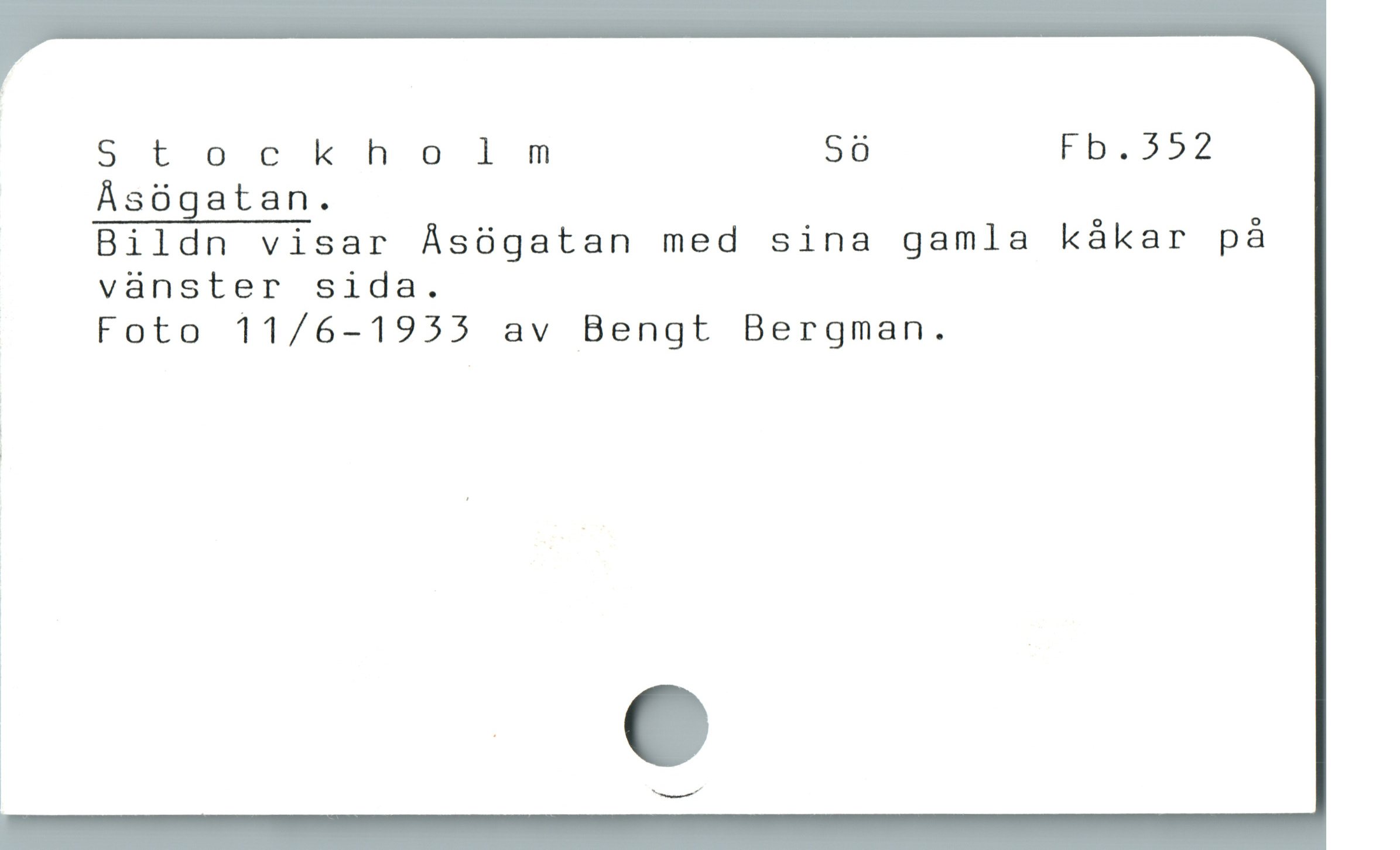  Storckholm Sö Fh.354
Ásógatan.
Bildn visar Ásógatan med sina gamla kákar pà
vànster sida.
Foto 11/6-1955 av Bengt Bergman.

|

|
