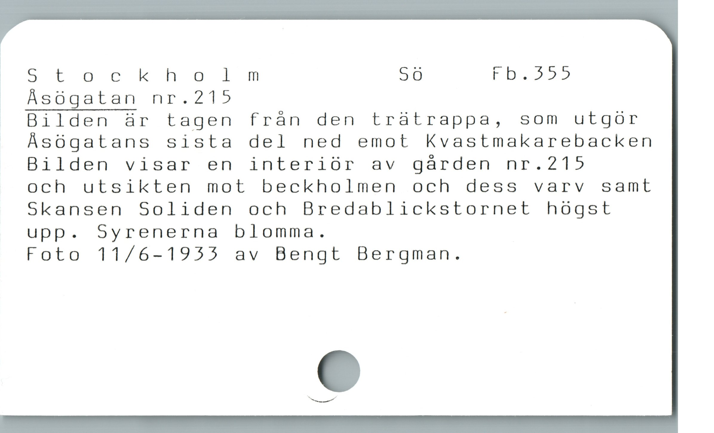  ï Stockholm 50 Fb.5525
AÁsógatan nr.215
. Bilden är tagen fràn den tratrappa, som utgór
. Asógatans sista del ned emot Kvastmakarebacken
Bilden visar en interiór av gárden nr.215
och utsikten mot beckholmen och dess varv samt
Skansen Soliden och Bredablickstornet hógst
upp. Syrenerna blomma.
Foto 11/6-1955 av Bengt Bergman.

