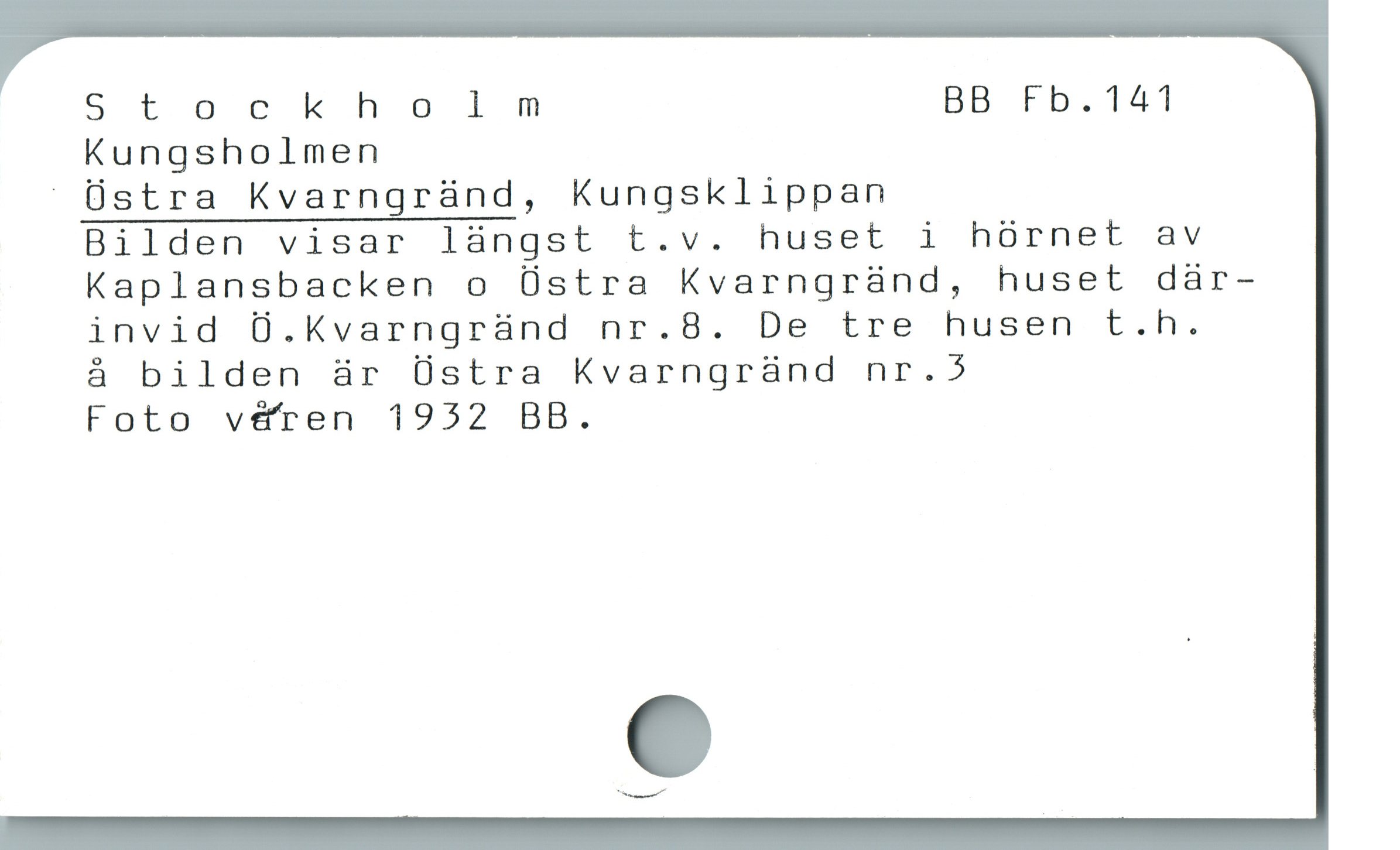  Stockholm BB Fb.141
Kungsholmen

"Üstra Kvarngrànd, Kungsklippan
Bilden visar làngst t.v. huset i hürnet av
Kaplansbacken o Üstra Kvarngründ, huset dàr-
invid Ü.Kvarngründ nr.8. De tre husen t.h.
å bilden är Üstra Kvarngrànd nr.5
Foto v&ren 1952 BB.
