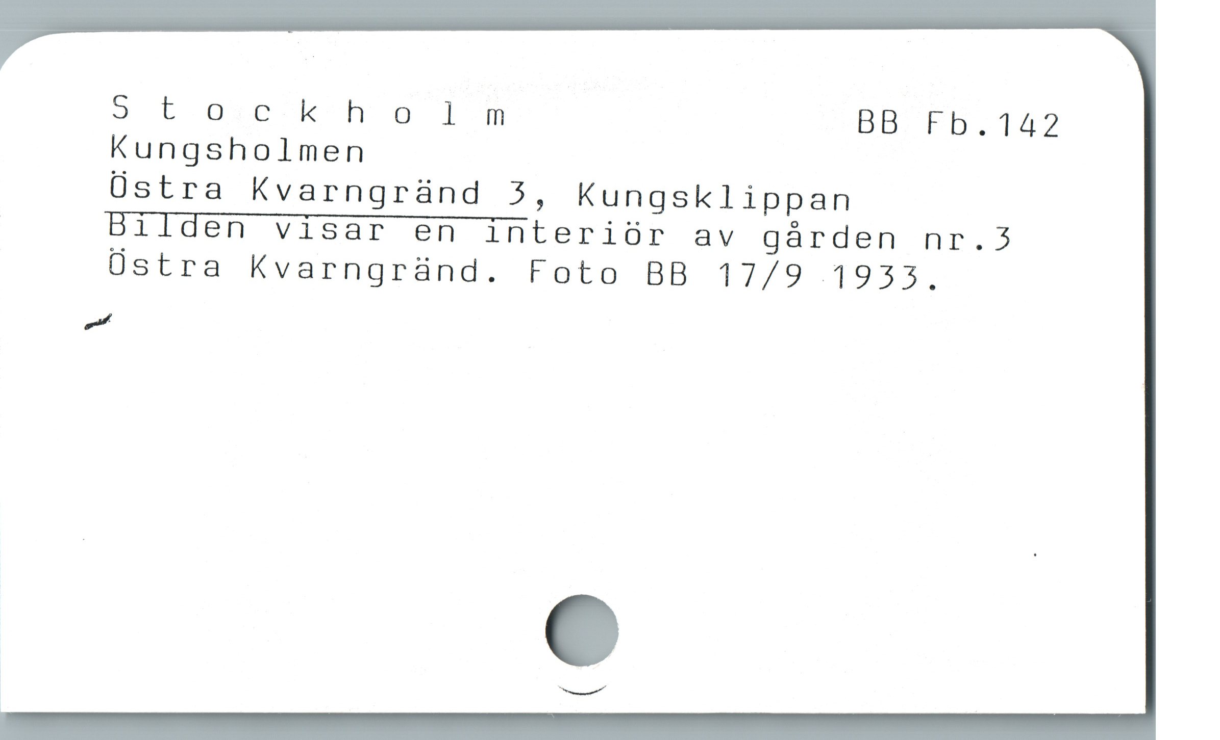  9 t.oase-k- h o l- f BB Fb.142
Kungsholmen
Üstra Kvarngründ 5, Kungsklippan
Bilden visar en interiür av gárden nr.3
Üstra Kvarngründ. Foto BB 17/9 1933.
—
