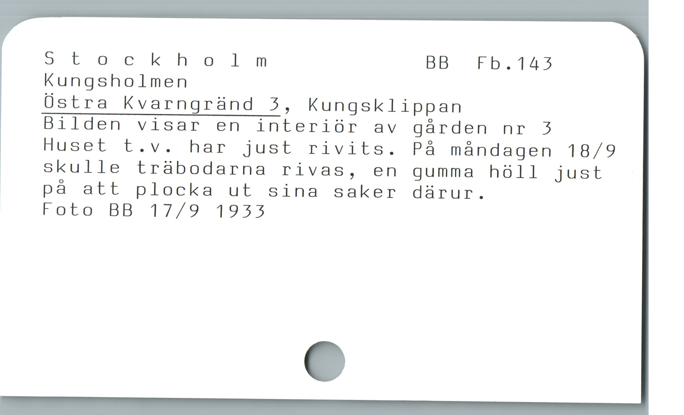  Stockholm BB Fb.143
Kungsholmen

Östra Kvarngränd 3, Kungsklippan

Bilden visar en interiör av gården nr 3
Huset t.v. har just rivits. På måndagen 18/9
skulle träbodarna rivas, en gumma höll just
pà att plocka ut sina saker dürur.

Foto BB 17/9 1933
