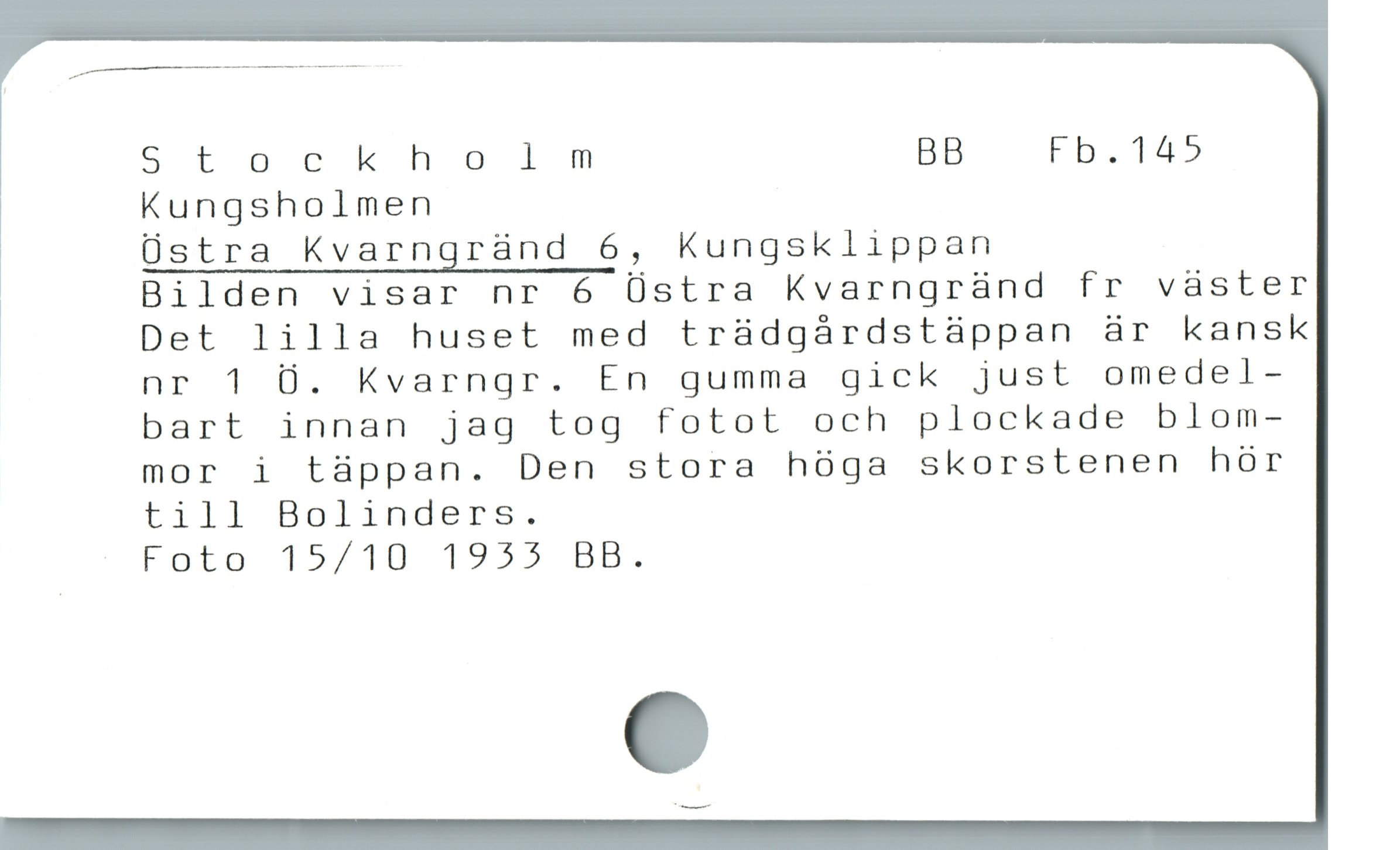  Stockholm BB Fb.145

[ Kungsholmen

* Üstra Kvarngränd 6, Kungsklippan

* Bilden visar nr 6 Östra Kvarngränd fr väster

; Det lilla huset med trädgårdstäppan är kansk
nr 1 Ü. Kvarngr. En gumma gick just omedel-
bart innan jag tog fotot och plockade blom-
mor i tàppan. Den stora hóga skorstenen hór
till Bolinders.
Foto 15/10 1955 BB.

