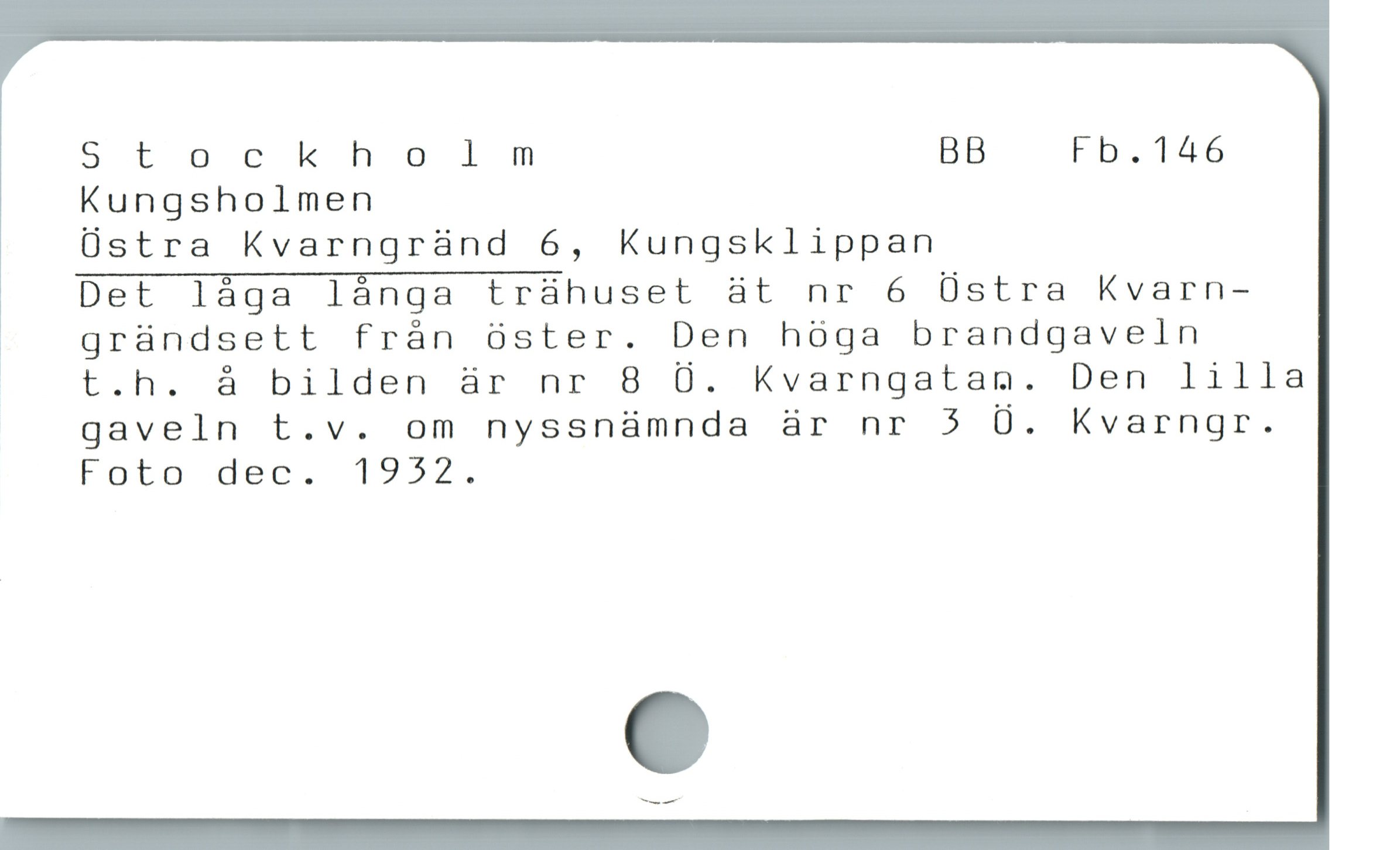  Stockholm BB Fb.146
Kungsholmen
Üstra Kvarngrànd 6, Kungsklippan
Det lága lànga trühuset ät nr 6 Üstra Kvarn-

| gründsett frán óster. Den hóga brandgaveln

* t.h. å bilden är nr 8 Ö. Kvarngatan. Den lilla
gaveln t.v. om nyssnämnda är nr 3 Ö. Kvarngr.
Foto dec. 19272.
