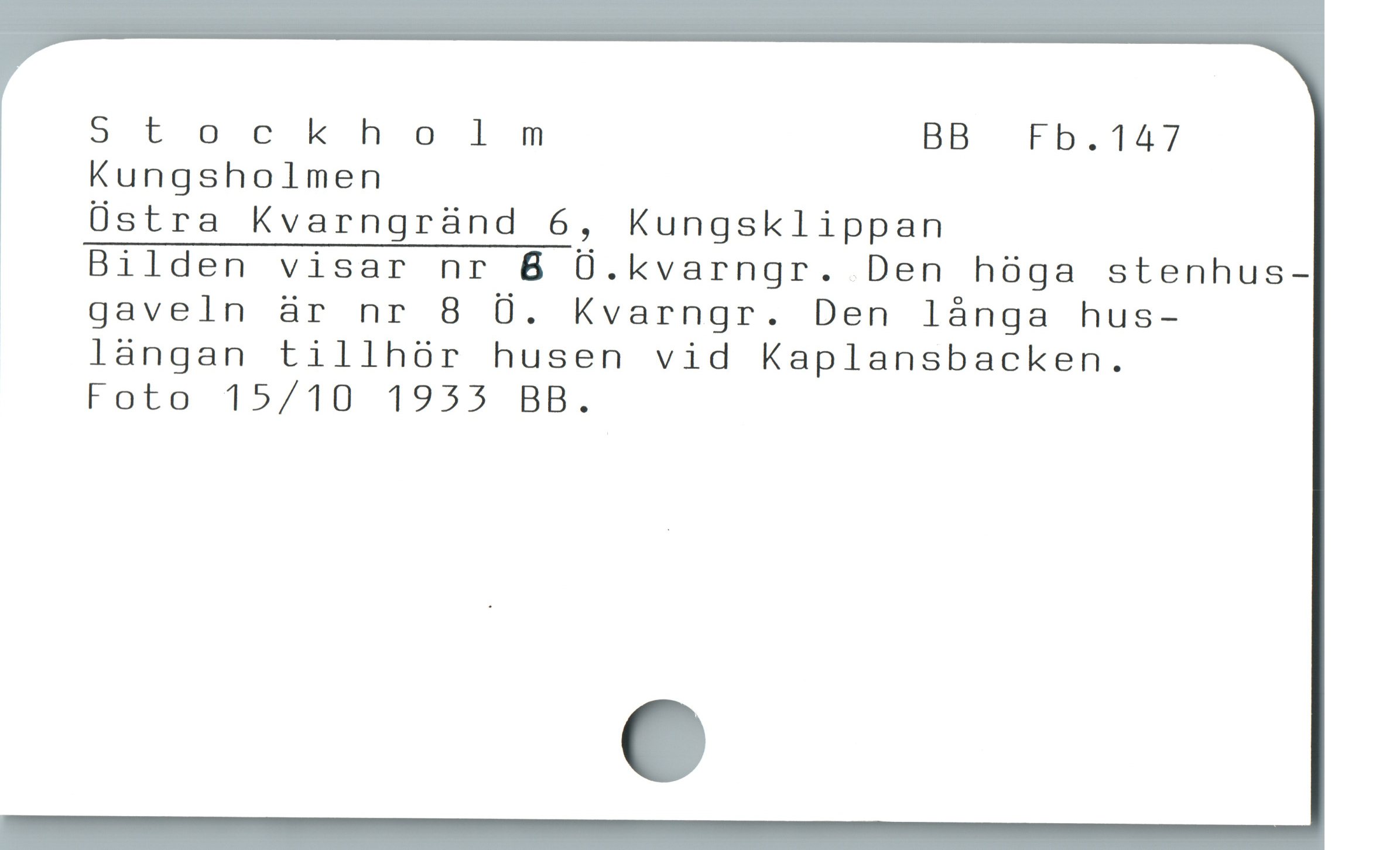  5tockholm BB  Fb.147

Kungsholmen

Üstra Kvarngrànd 6, Kungsklippan

Bilden visar nr 8 Ü.kvarngr. Den hóga stenhus-
' gaveln är nr 8 Ö. Kvarngr. Den lánga hus-

làngan tillhör husen vid Kaplansbacken.

Foto 15/10 1955 BB.
